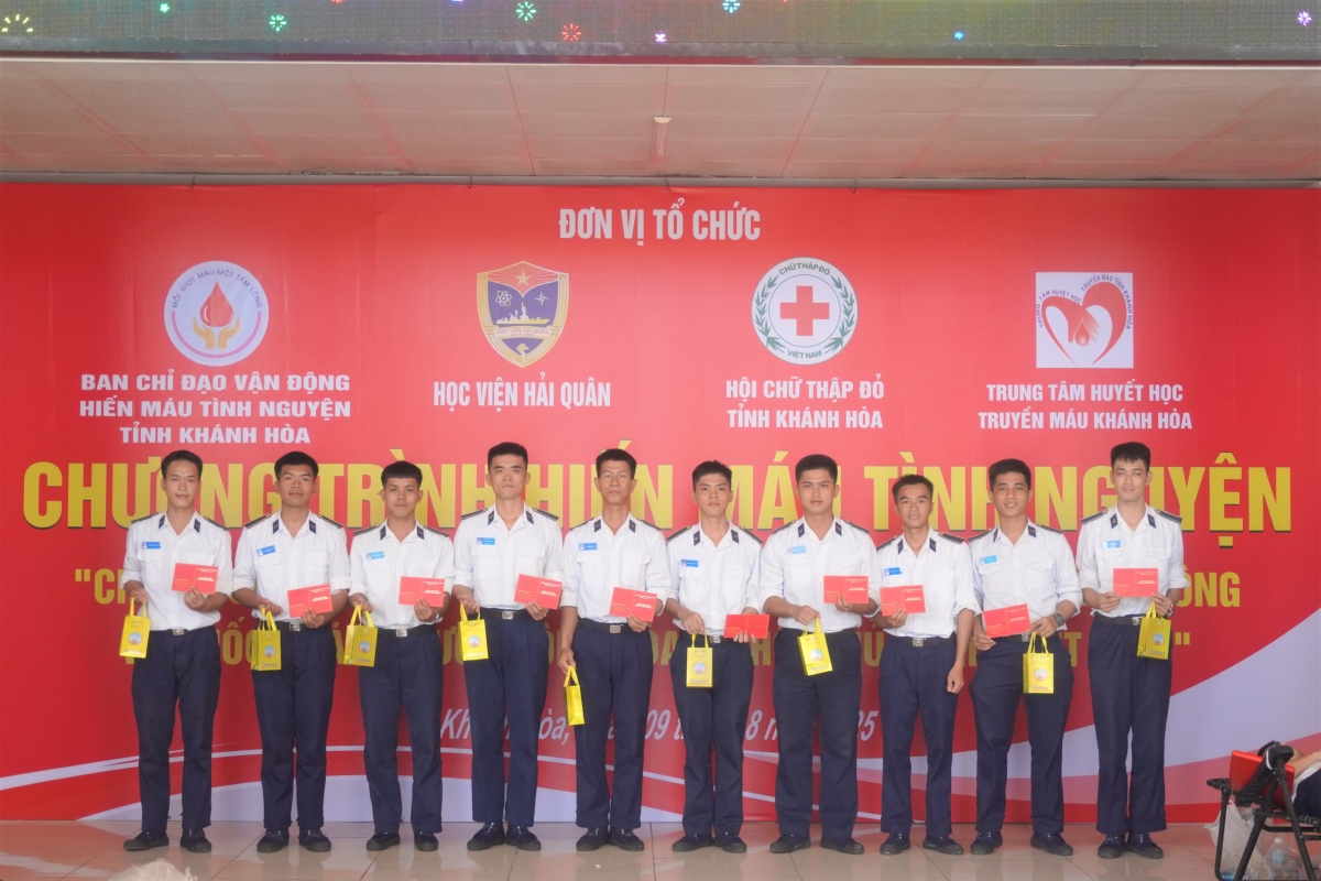 Niềm vui của Học viên khi tham gia hiến máu.