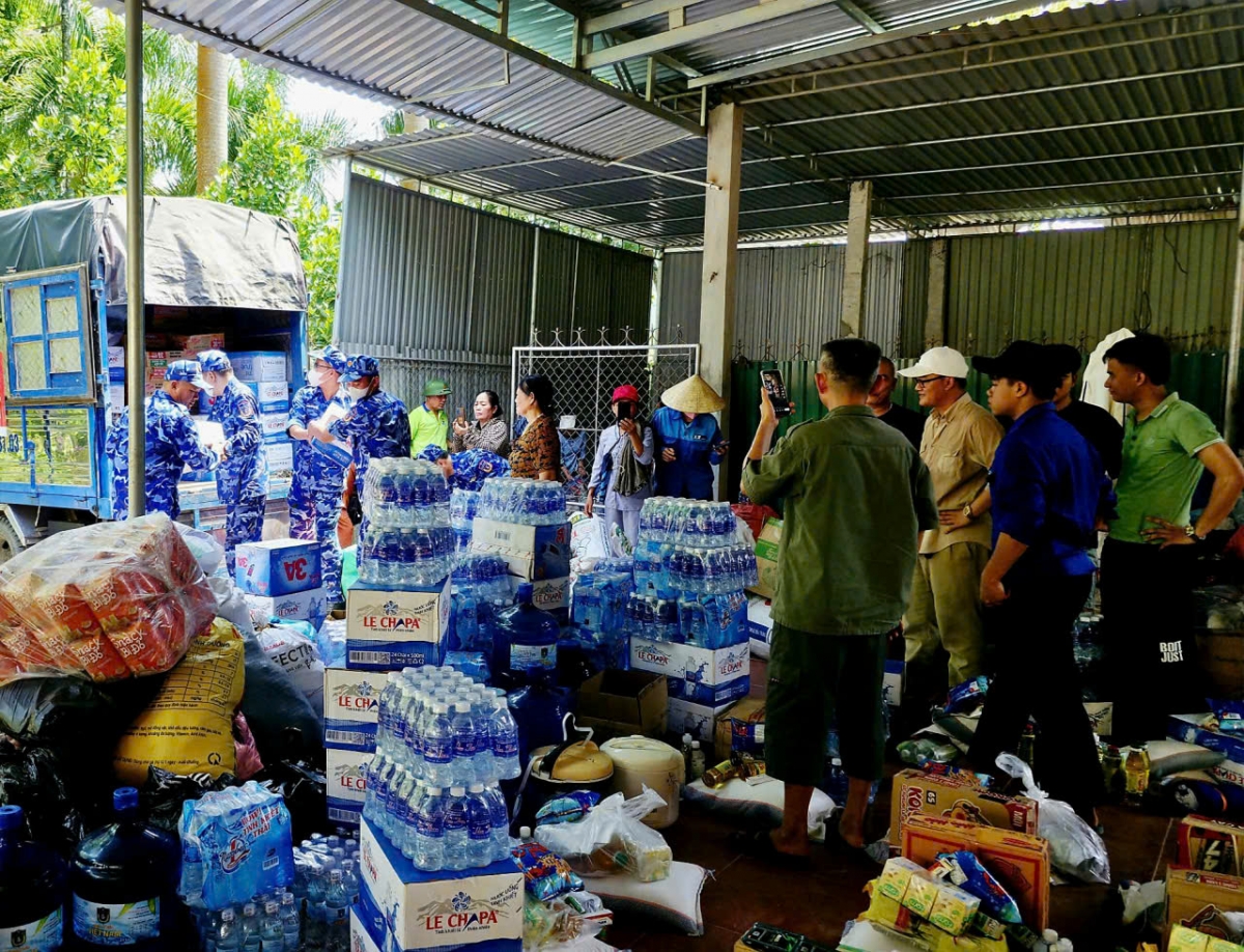 Hỗ trợ người dân trong lũ lụt