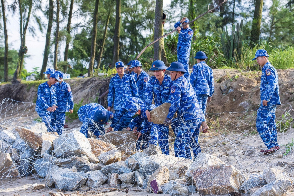 Cùng các lực lượng hộ đê Hội Thống, xã Đan Hải - một trong 4 điểm đê xung yếu nhất của tỉnh Hà Tĩnh