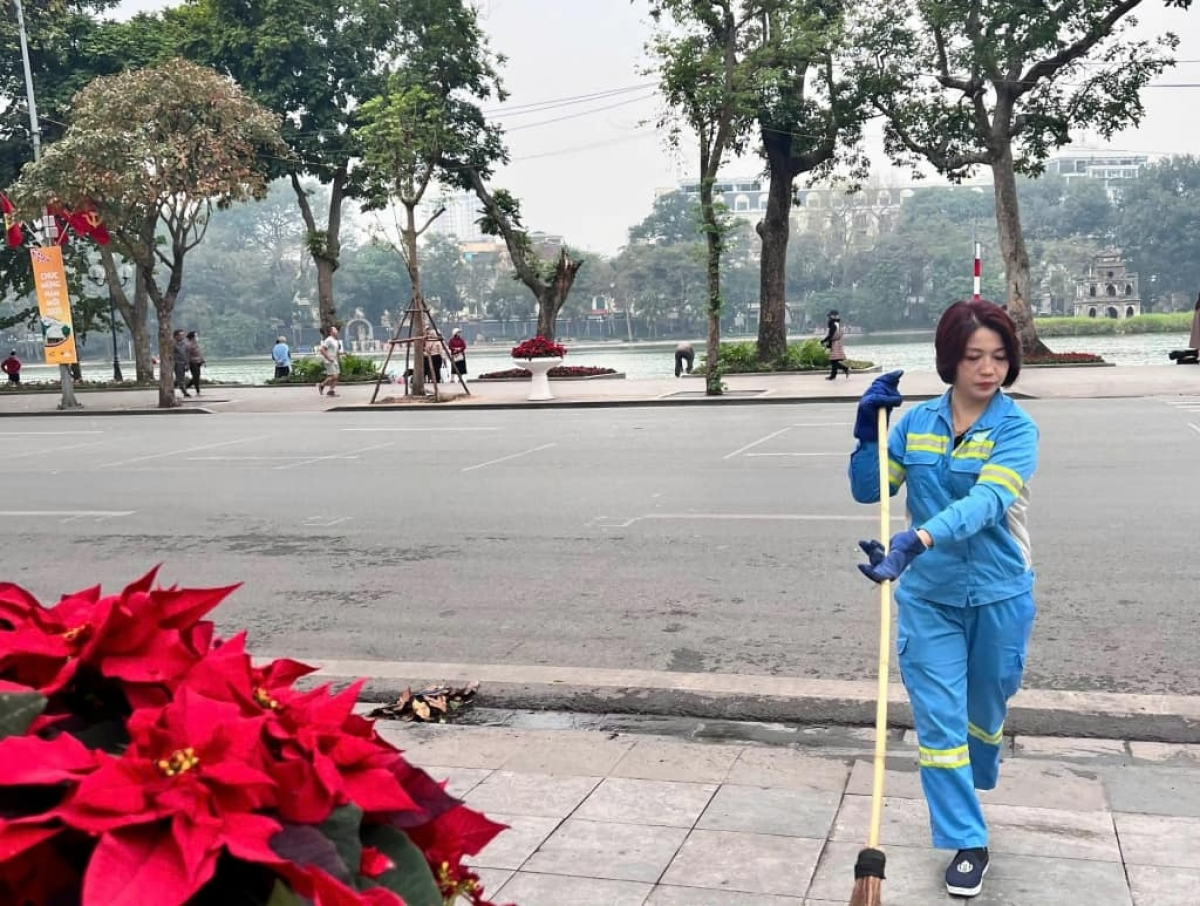 Quang cảnh xung quanh hồ Gươm sạch đẹp hơn