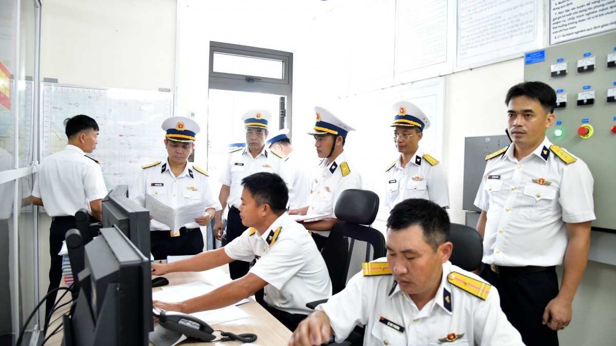 Đồng chí Đại tá Phạm Anh Tuấn, Tư lệnh Vùng 3 Hải quân và đoàn công tác kiểm tra kíp trực SSCĐ của Trạm ra đa 535, Trung đoàn 351