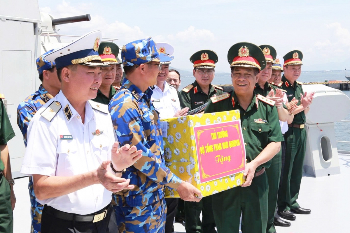 Thượng tướng Nguyễn Văn Nghĩa tặng quà và động viên các lực lượng tham gia luyện tập diễu binh trên biển