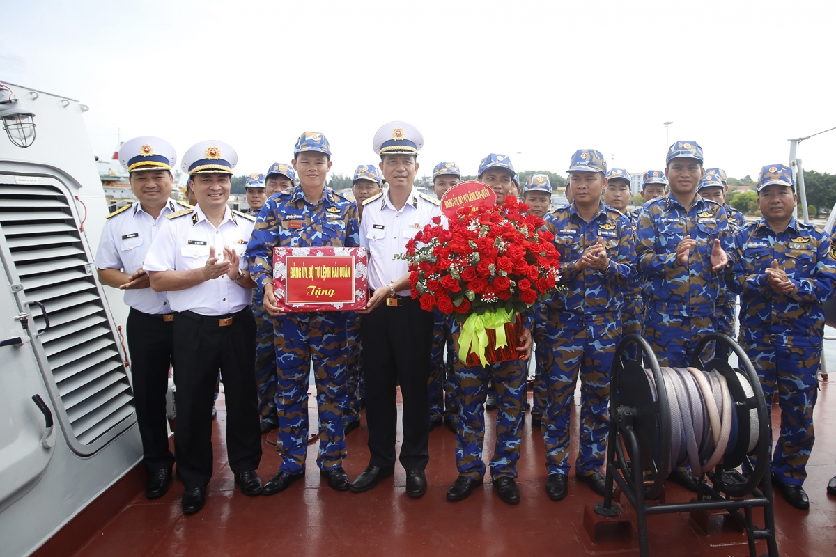 Phó Đô đốc Nguyễn An Phong tặng quà cán bộ, thuỷ thủ Lữ đoàn 162, Vùng 4