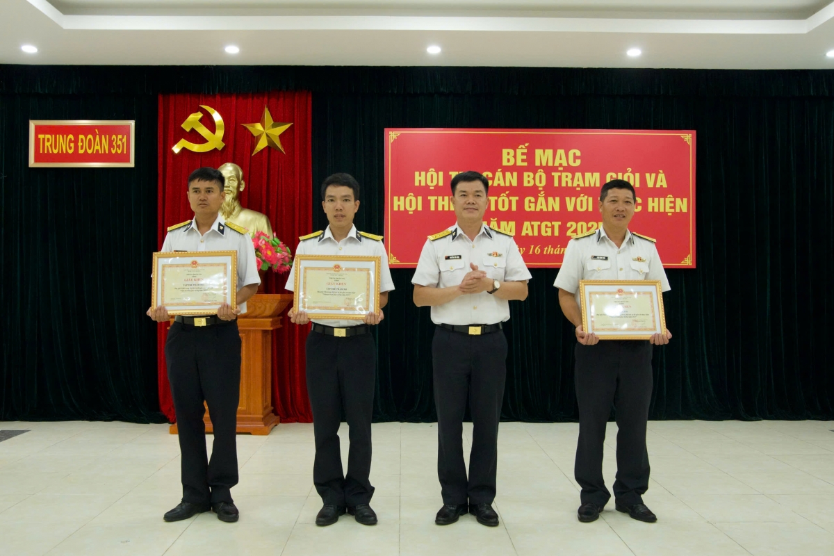Ban tổ chức Trao giải cho các tập thể và cá nhân.