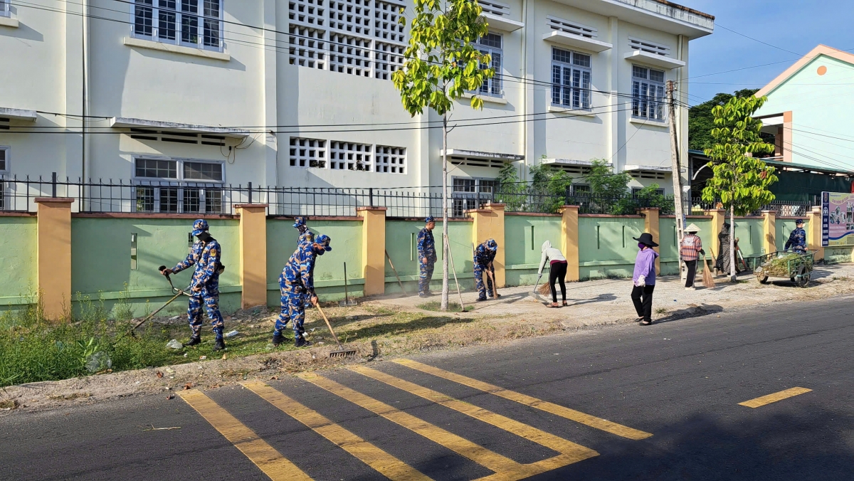 Cán bộ, chiến sĩ Trung đoàn và thầy, cô giáo Trường Tiểu học Cam Nghĩa 1 tổ chức lao động chuẩn bị năm học mới 2025 - 2026.