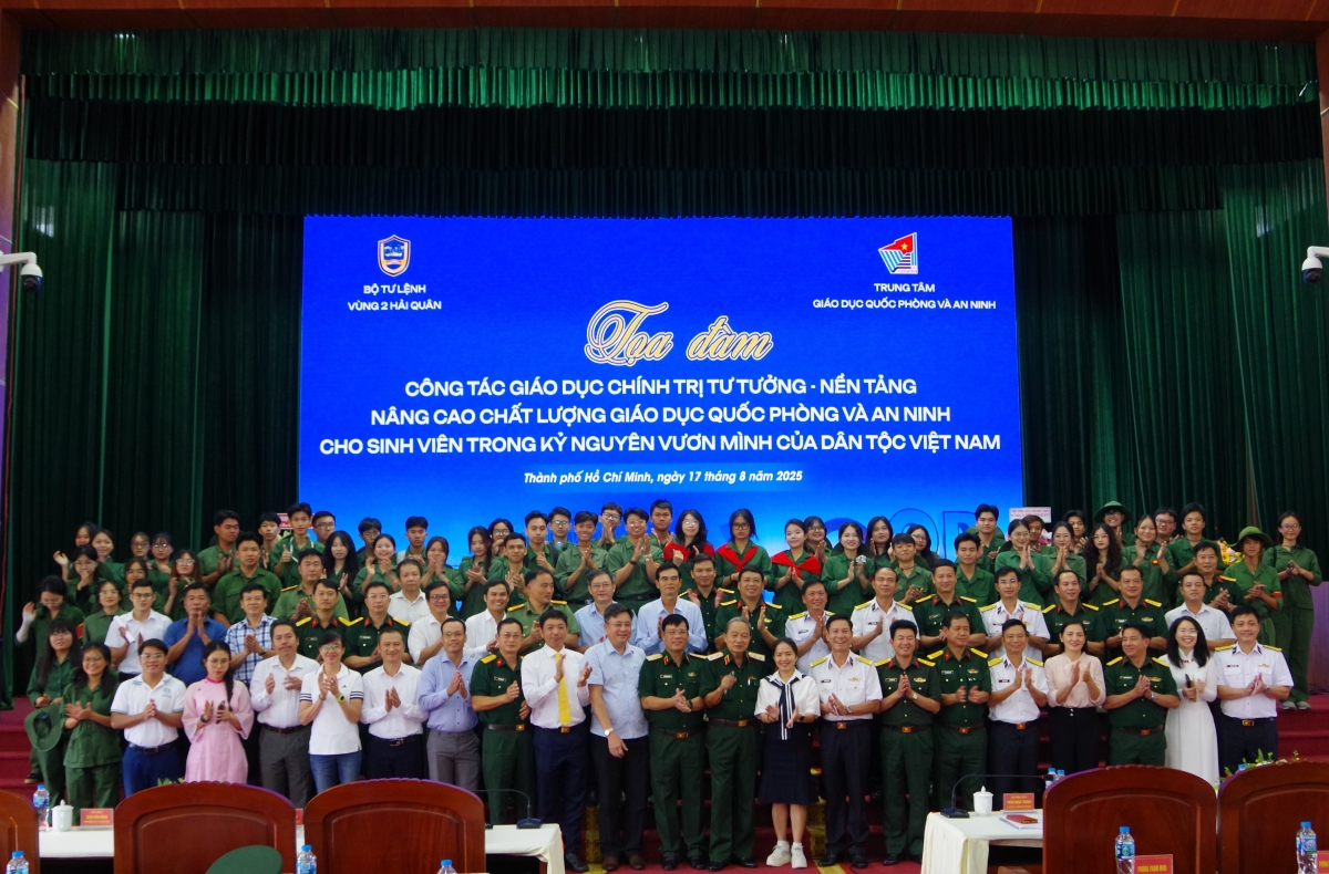 Đại biểu và sinh viên chụp ảnh lưu niệm