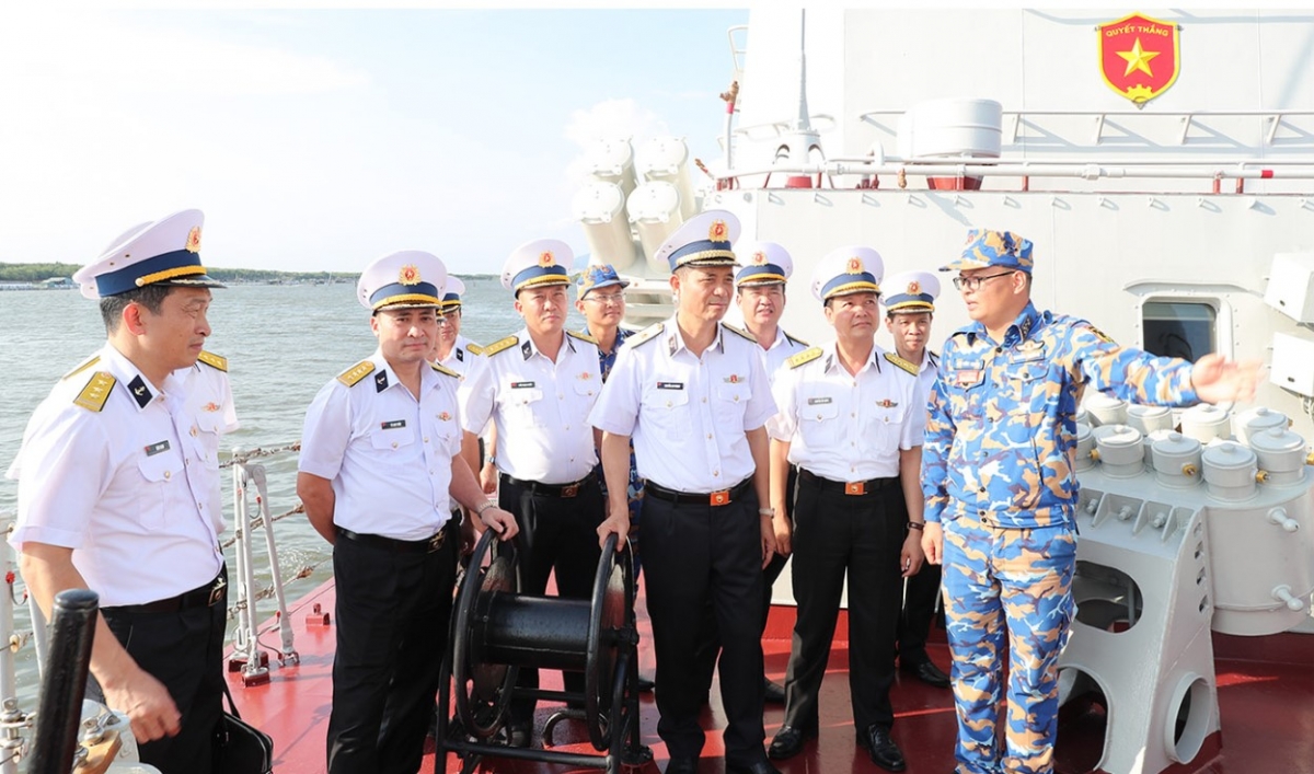 Thủ trưởng Bộ Tư lệnh Quân chủng và các cơ quan chức năng xuống thăm và kiểm tra các tàu của Lữ đoàn 167