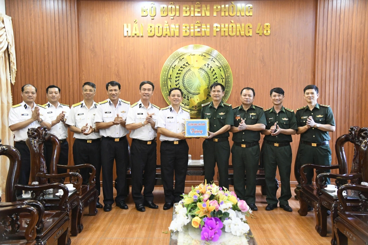 Đoàn công tác Bộ Tư lệnh Vùng 3 tặng quà, chụp ảnh lưu niệm với lãnh đạo, chỉ huy Hải đoàn Biên phòng 48, Bộ đội Biên phòng.