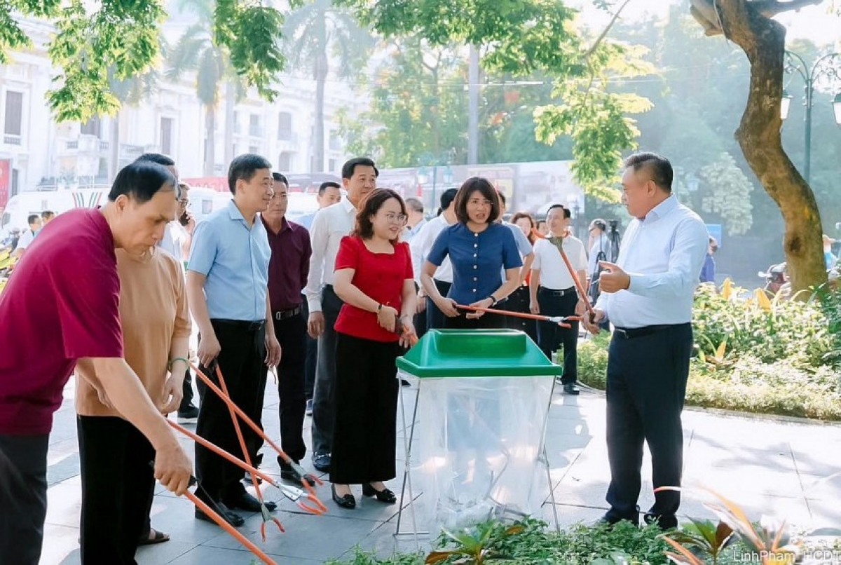 Chủ tịch UBND TP Hà Nội tham gia dọn vệ sinh môi trường với người dân thành phố.