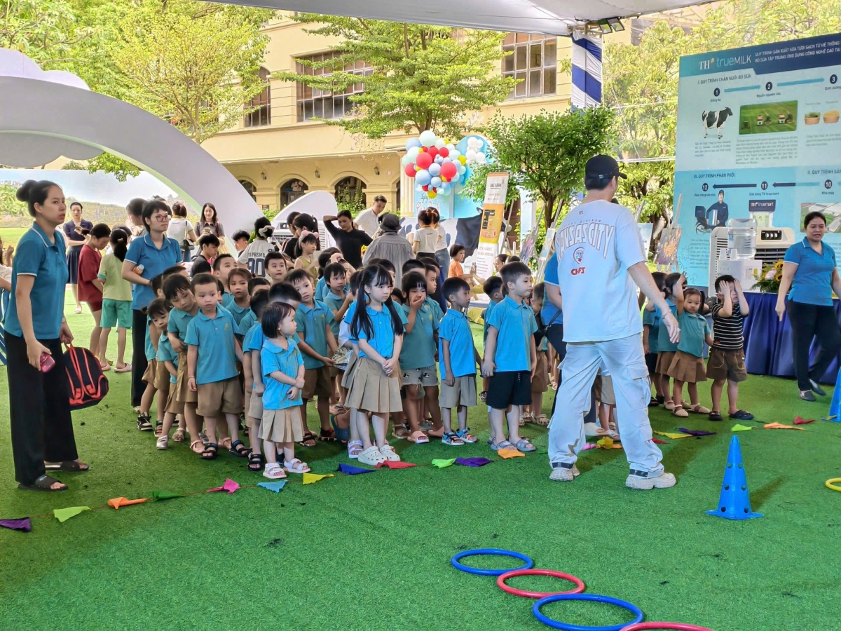 Điểm nhấn tại ngày hội là khu vực trải nghiệm “Hành trình sữa tươi sạch”