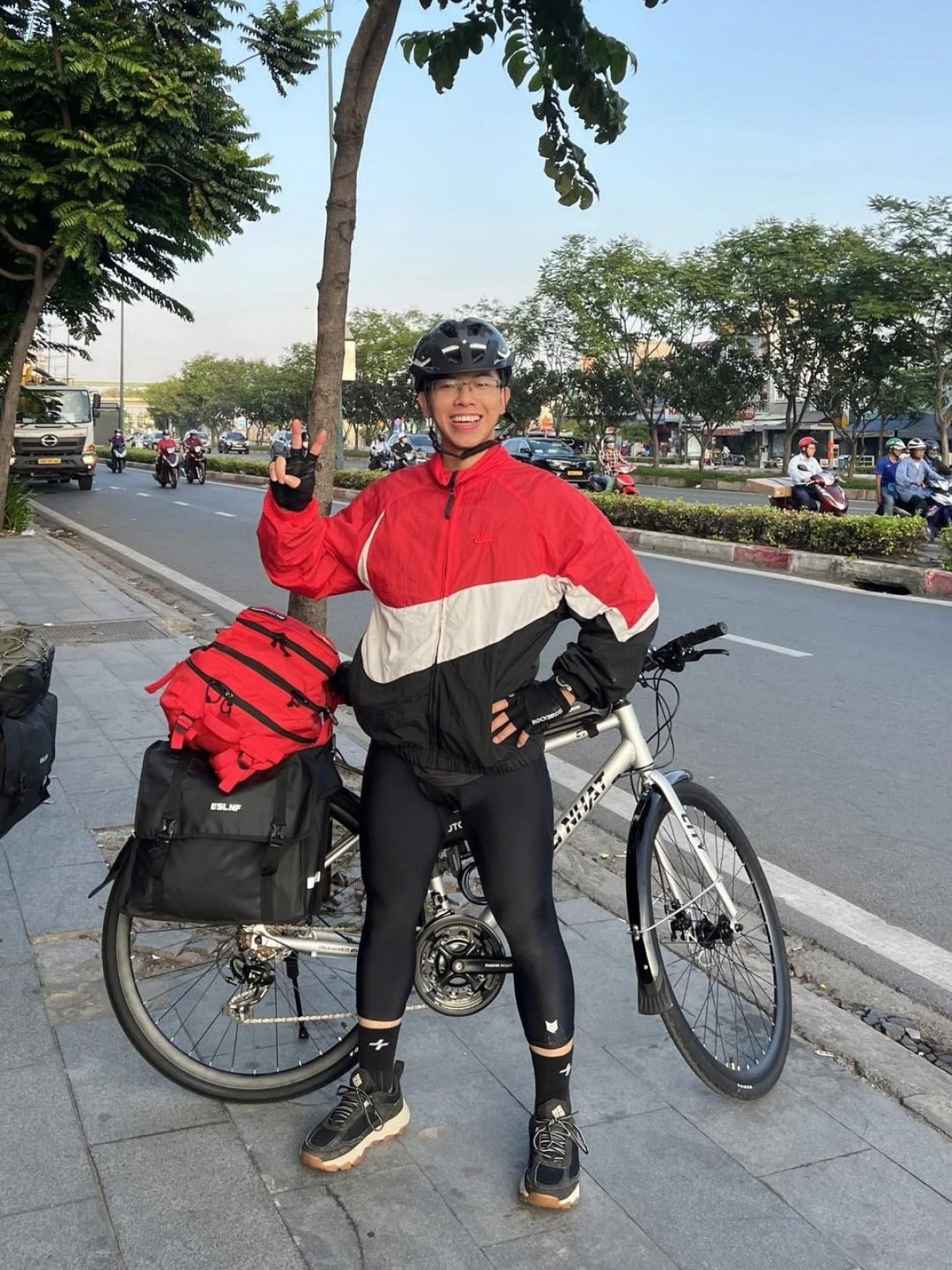 Tiktoker Trần Hiển Vinh với hành trình hơn 1.700 km đạp xe từ TP.HCM ra Hà Nội.