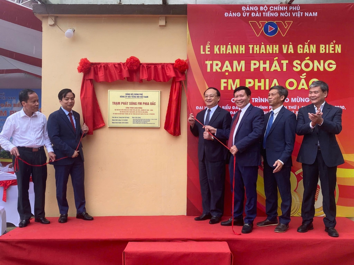 Nghi thức gắn biển Trạm phát sóng Phia Oắc Cao Bằng