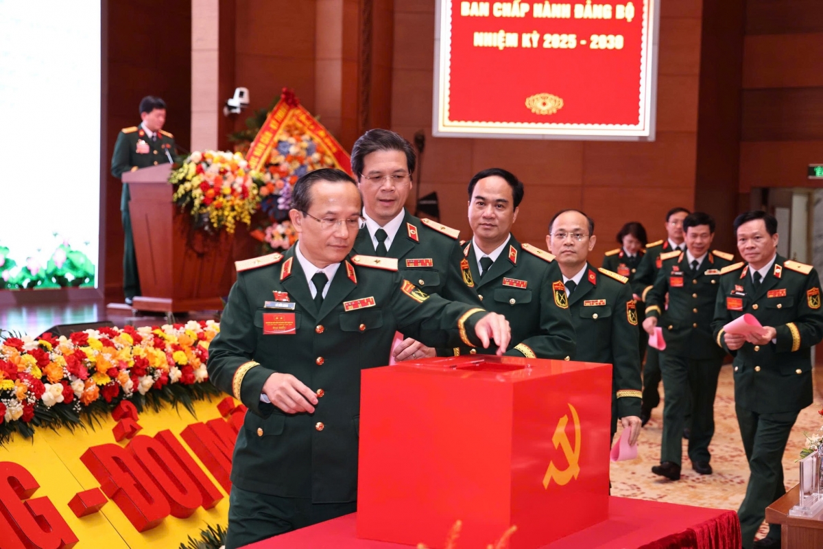 Các đại biểu bỏ phiếu bầu Ban chấo hành Đảng bộ Bệnh viện nhiệm kỳ 2025 - 2030