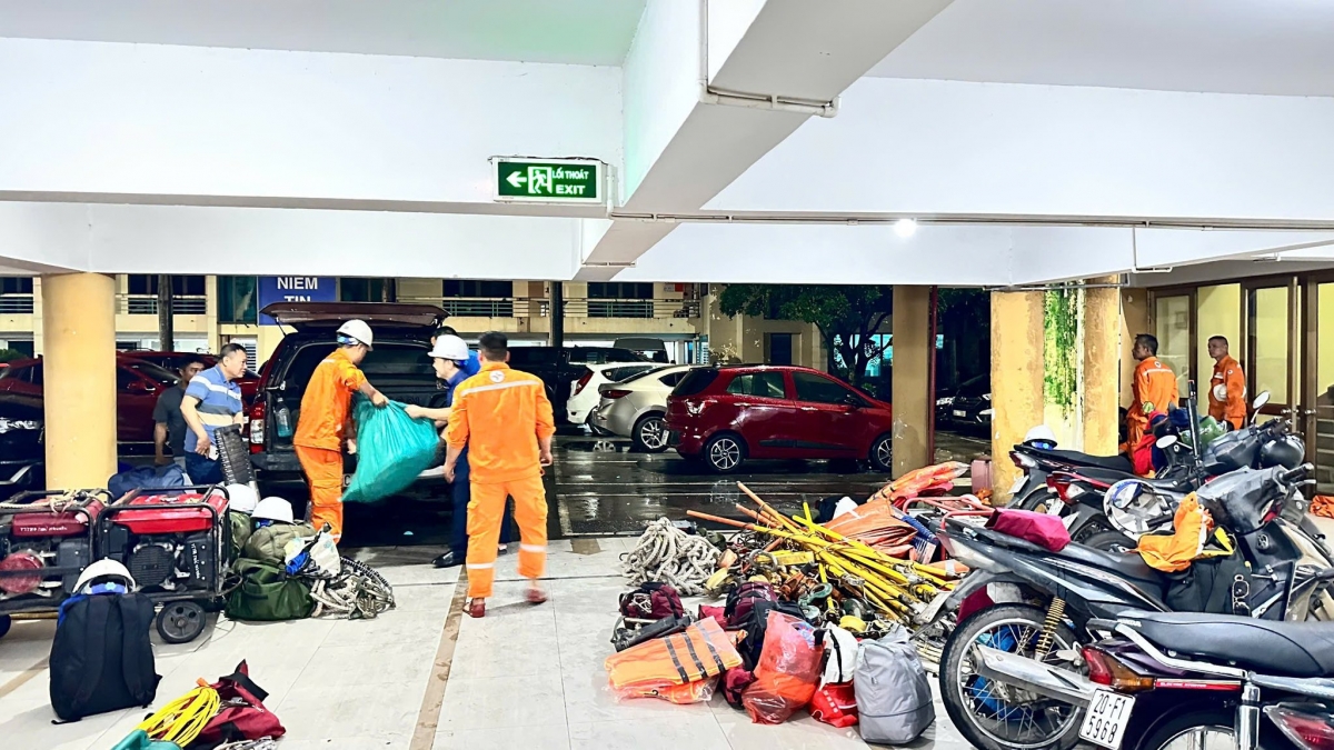 Ngay trong đêm 25/8, CBCNV PC Thái Nguyên đã lên đường khẩn trương khắc phục lưới điện tại các tỉnh Nghệ An và Hà Tĩnh (ảnh EVNNPC)
