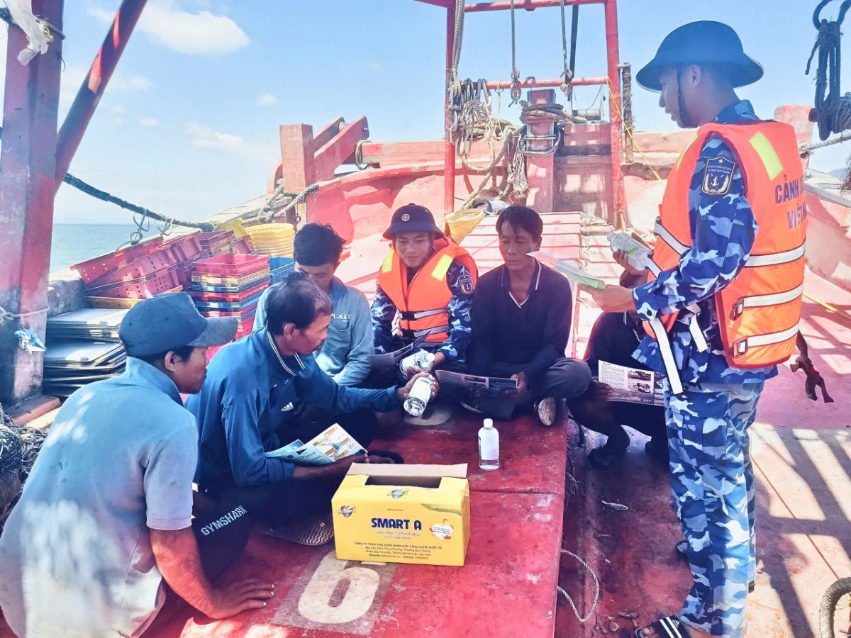 Cán bộ, chiến sĩ Tàu CSB 3006 tuyên truyền IUU và hỗ trợ y tế cho ngư dân trên tàu cá QNg - 92846 - TS tại khu vực biển Hòn La (Quảng Trị)