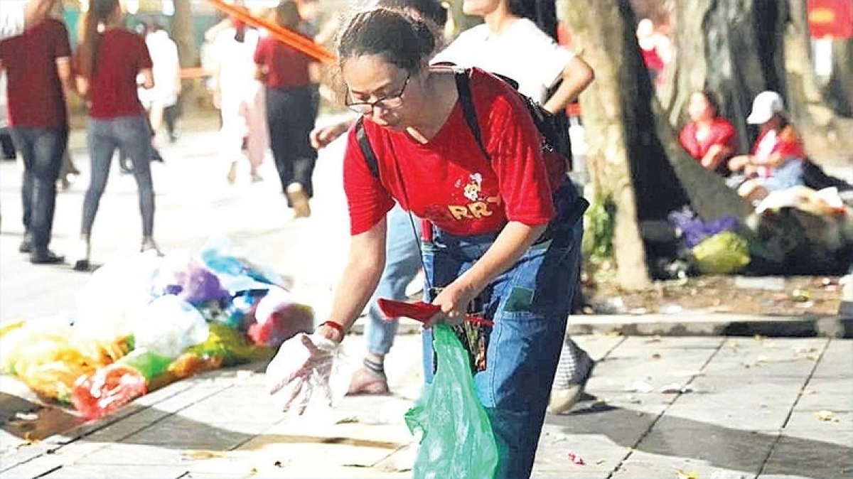 Nhiều người sẵn sàng nhặt rác, lan tỏa trách nhiệm cộng đồng về bảo vệ môi trường