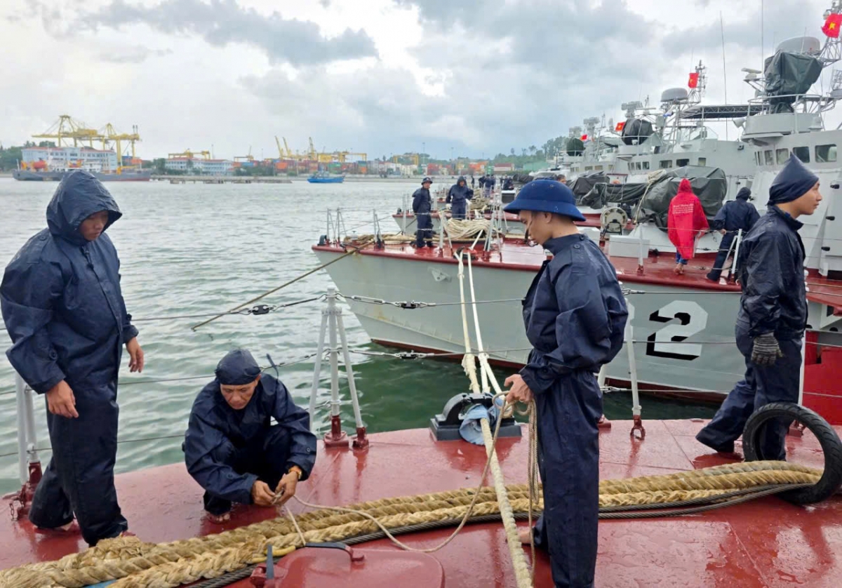 Cán bộ, chiến sĩ Lữ đoàn 172, 161 triển khai phương án bảo đảm an toàn trang bị tàu, thuyền