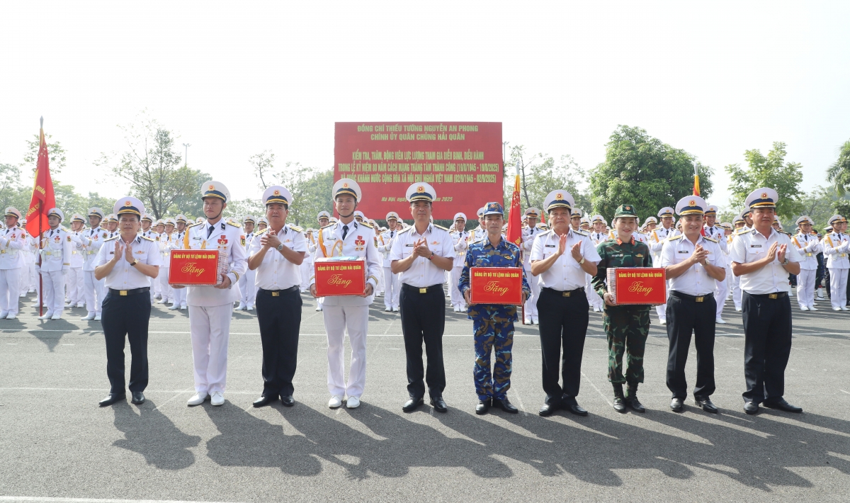 Thủ trưởng Bộ Tư lệnh và các cơ quan tặng quà cho các lực lượng