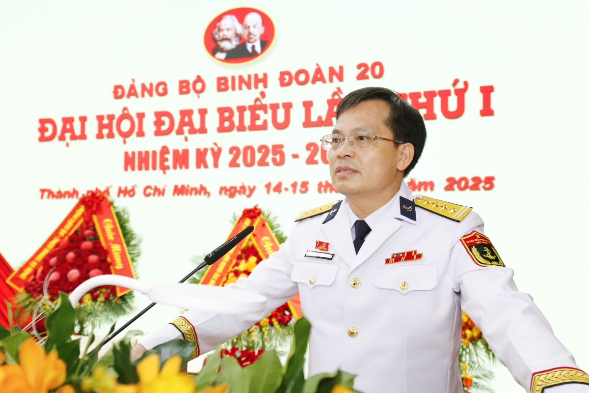 Đại tá Nguyễn Năng Toàn, Bí thư Đảng ủy, Phó Tư lệnh Binh đoàn 20 trình bày báo cáo chính trị tại đại hội