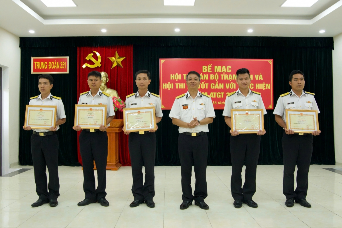 Ban tổ chức Trao giải cho các tập thể và cá nhân.