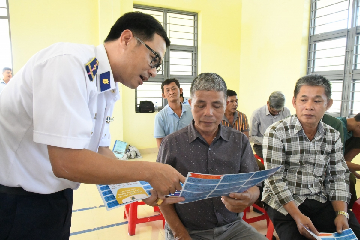 Cán bộ Vùng Cảnh sát biển 2 tuyên truyền IUU cho ngư dân phương trà Câu, tỉnh Quảng Ngãi