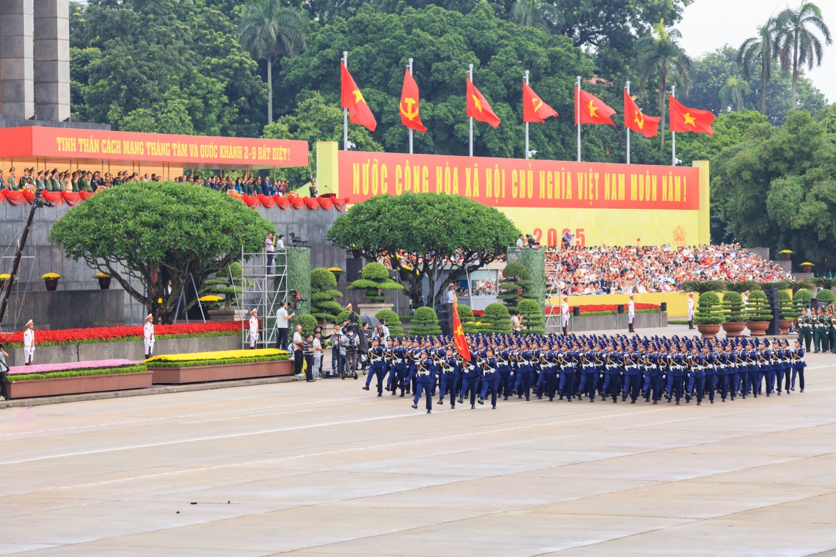 Khối nam sĩ quan cảnh sát biển đang tiến vào lễ đài
Khối nữ sĩ quan gìn giữ hòa bình hiên ngang tiến vào lễ đài