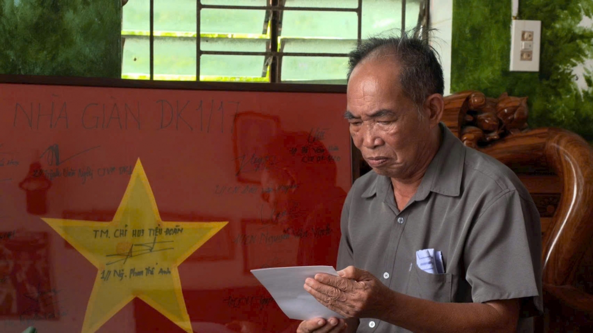 Lá cờ và bức thư của cán bộ, chiến sĩ Tiểu đoàn DK1, gửi tặng ông Vũ Quang Dương, thân phụ liệt sĩ Vũ Quang Chương trong dịp Quốc khánh 2.9