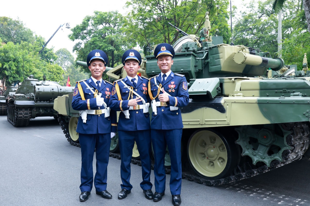 Các chiến sĩ Cảnh sát biển Việt Nam tranh thủ lưu lại những khoảnh khắc đáng nhớ khi lần đầu tiên tổng hợp luyện tại Quảng trường Ba Đình.