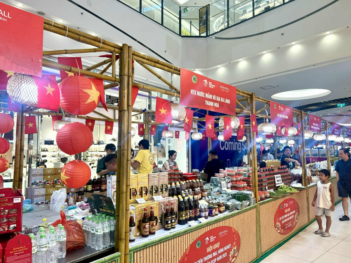 60 gian hàng sẽ bày bán nhiều sản phẩm đặc sản của 17 tỉnh, thành phố