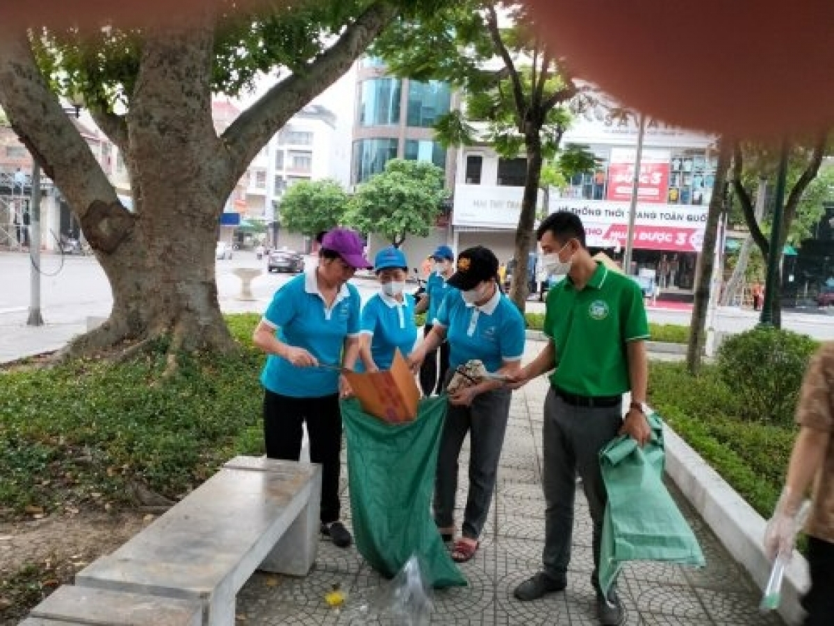 Các tổ chức đoàn thể tích cực chung tay dọn vệ sinh môi trường