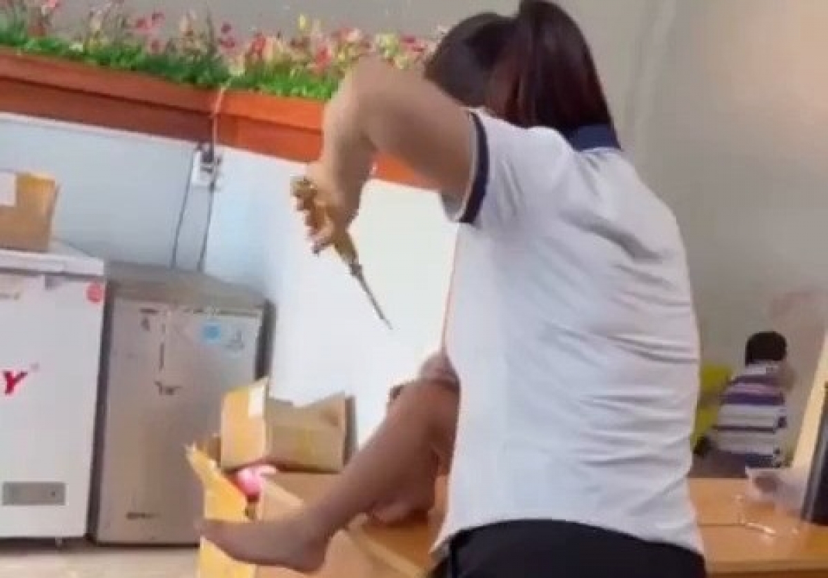 Cô giáo H. cầm kéo dọa các bé.