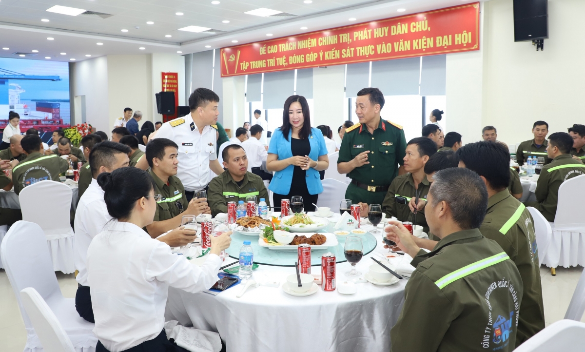 Các đại biểu chung vui cùng đoàn viên công đoàn, người lao động công ty.