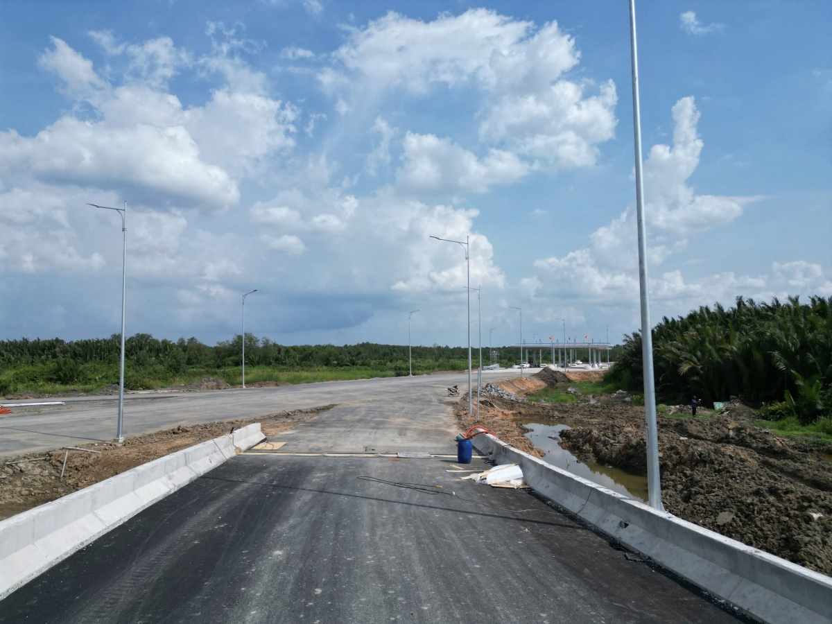 Không chỉ cây cầu, phần đường dẫn dài khoảng 6km ở hai đầu cũng đang được gấp rút thi công và hiện đã đạt 96% khối lượng. Đây là yếu tố then chốt để đảm bảo kết nối đồng bộ ngay khi cầu thông xe.
