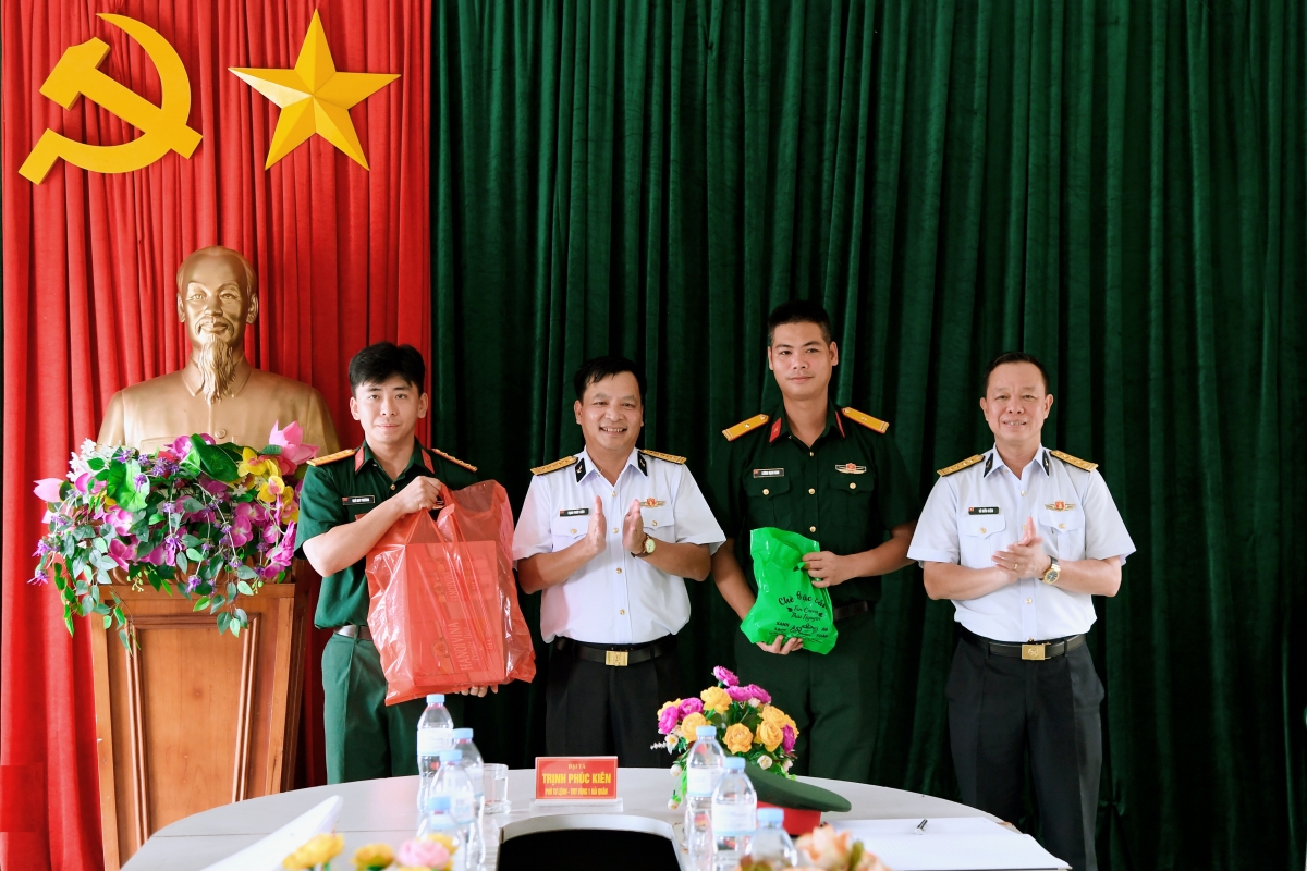 Thăm, tặng quà cán bộ, chiến sĩ Tiểu đoàn phòng thủ đảo
