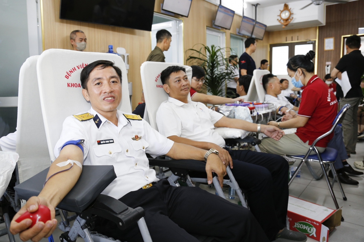 Cán bộ, người lao động Binh đoàn 20 tham gia hiến máu tình nguyện