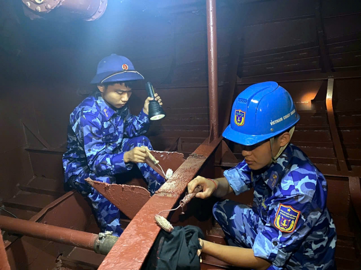 Cán bộ, chiến sĩ Tàu 1012 tranh thủ làm thêm giờ vào buổi chiều tối khi thời tiết mát mẻ