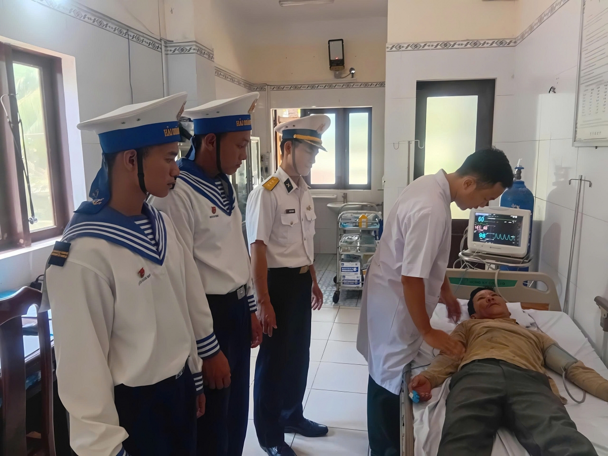 Bệnh nhân đang được thăm khám tại bệnh xá đảo Trường Sa