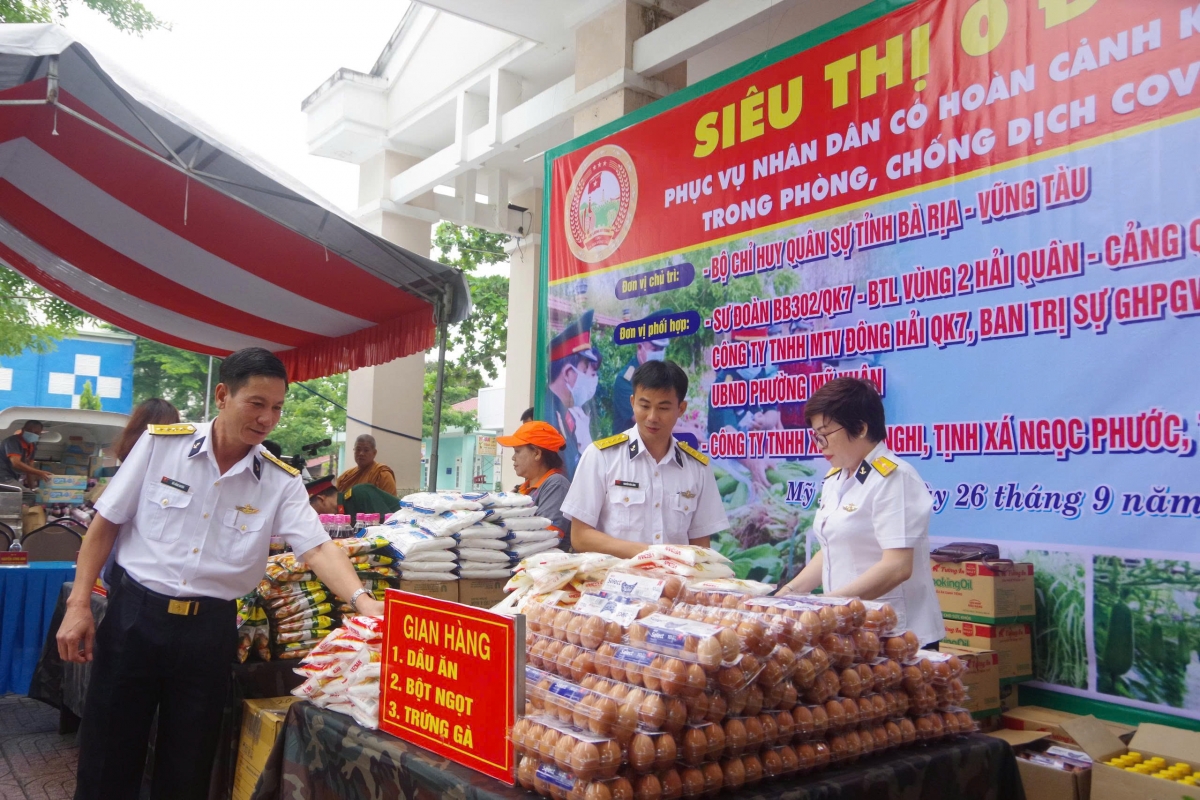 Trung tá QNCN Lê Thị Châm thực hiện chương trình "Siêu thị 0 đồng" hỗ trợ Nhân dân