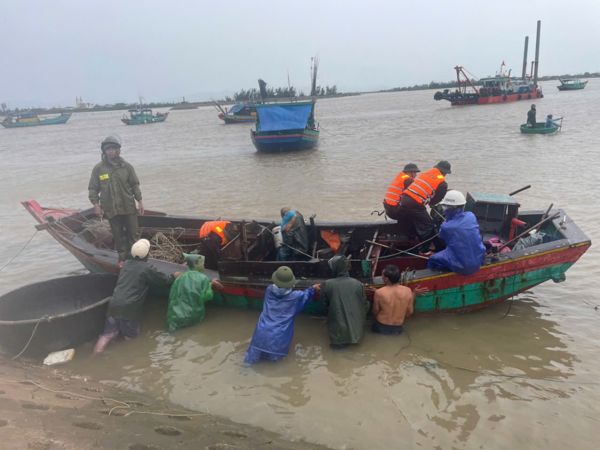 Cán bộ, chiến sỹ Đồn Biên phòng Thiên Cầm - Hà Tĩnh phối hợp các lực lượng trục vớt tàu chìm trong bão số 5
