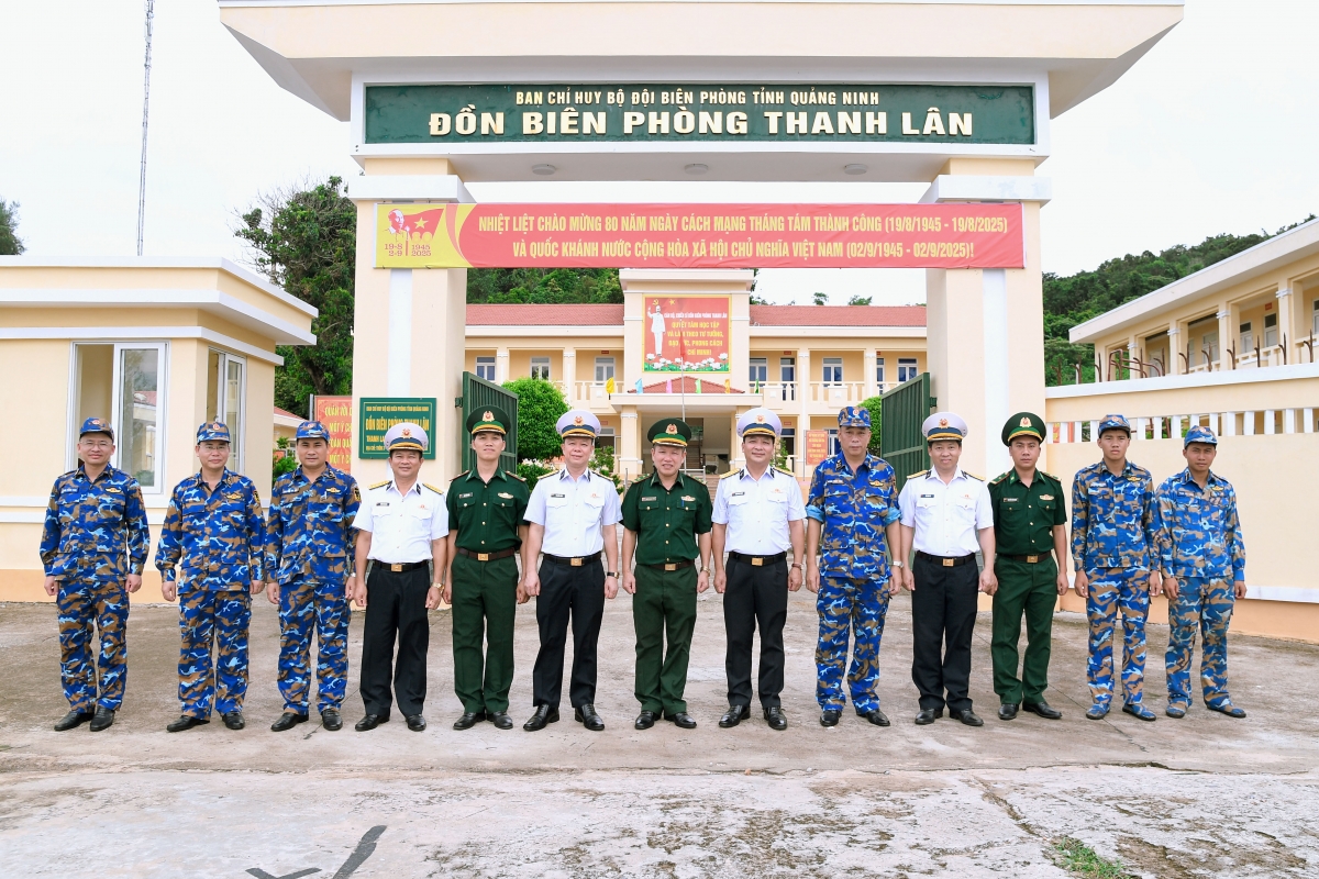 Đoàn công tác thăm, tặng quà và chụp ảnh lưu niệm cùng cán bộ, nhân viên Đồn Biên phòng Thanh Lân