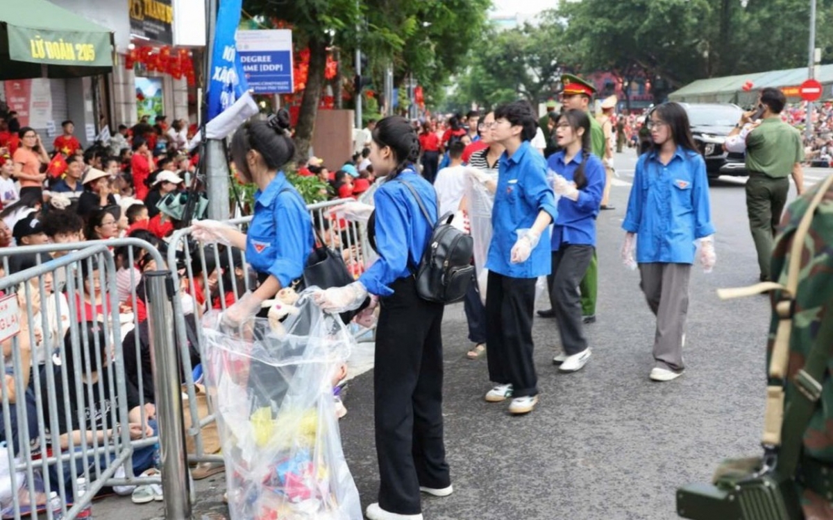 Nhiều tình nguyện viên tham gia nhặt rác sau các buổi hợp luyện