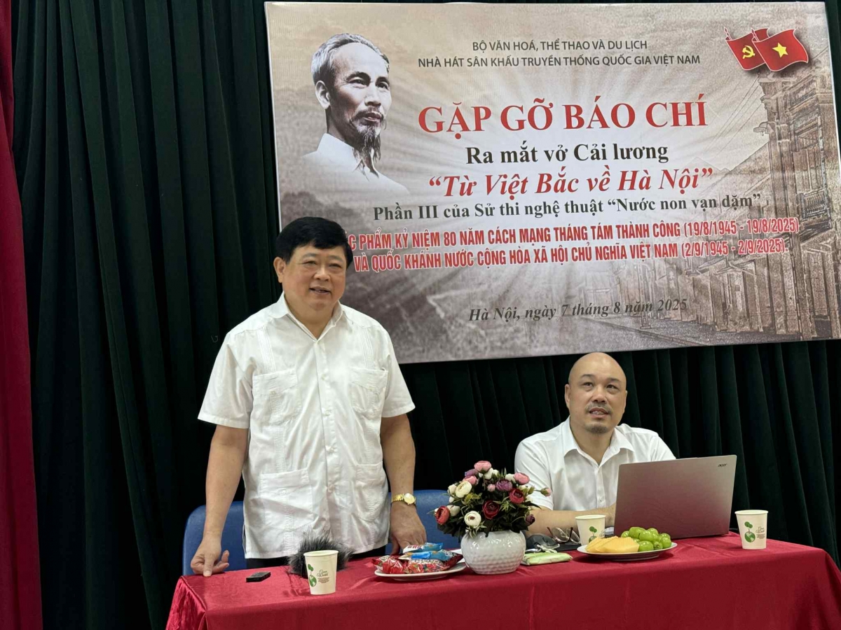 Tác giả kịch bản, PGS,TS Nguyễn Thế Kỷ thông tin về vở diễn tại sự kiện họp báo