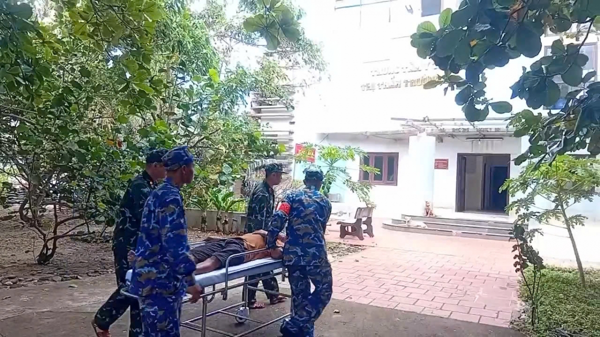 Bệnh nhân được đưa vào Bệnh xá đảo Trường Sa