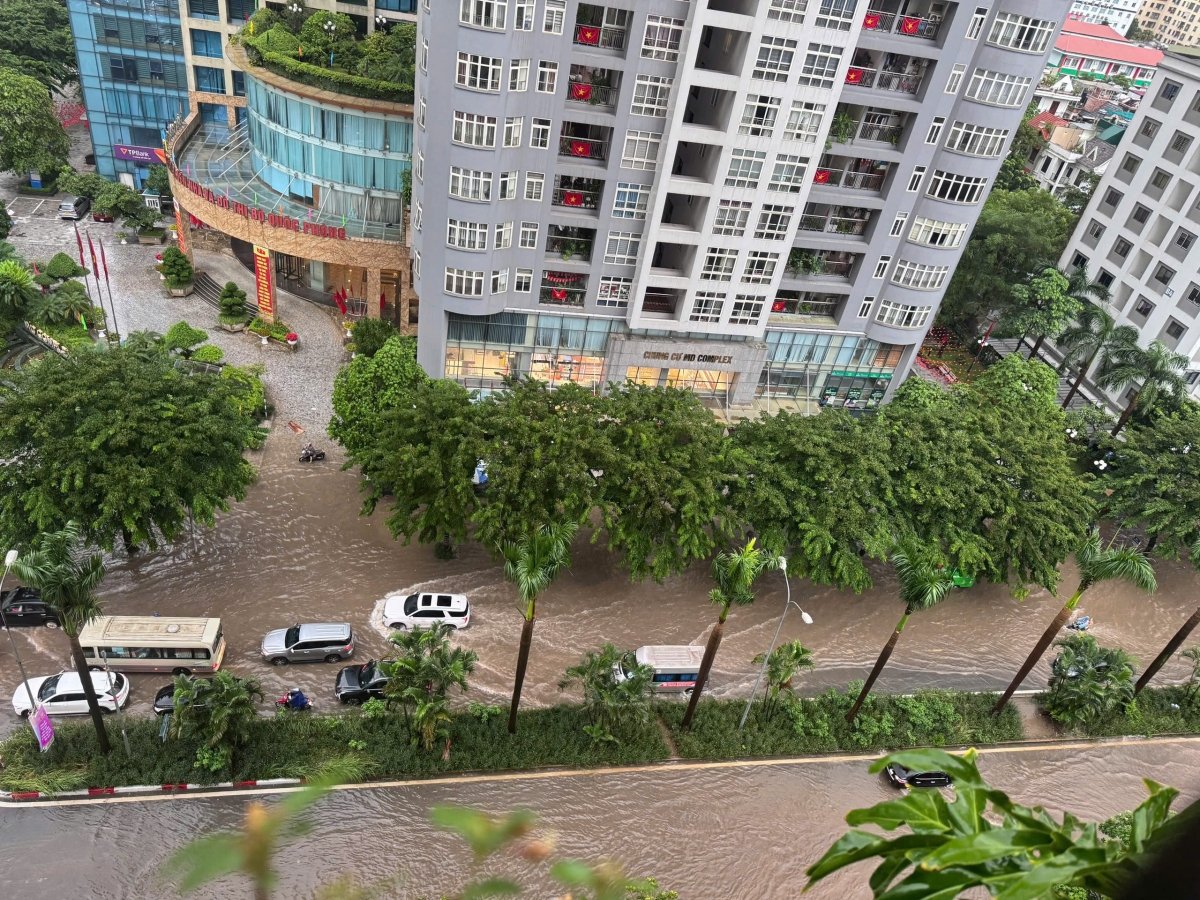 Mưa lớn gây ngập lụt nghiêm trọng tại nhiều tuyến phố ở Hà Nội