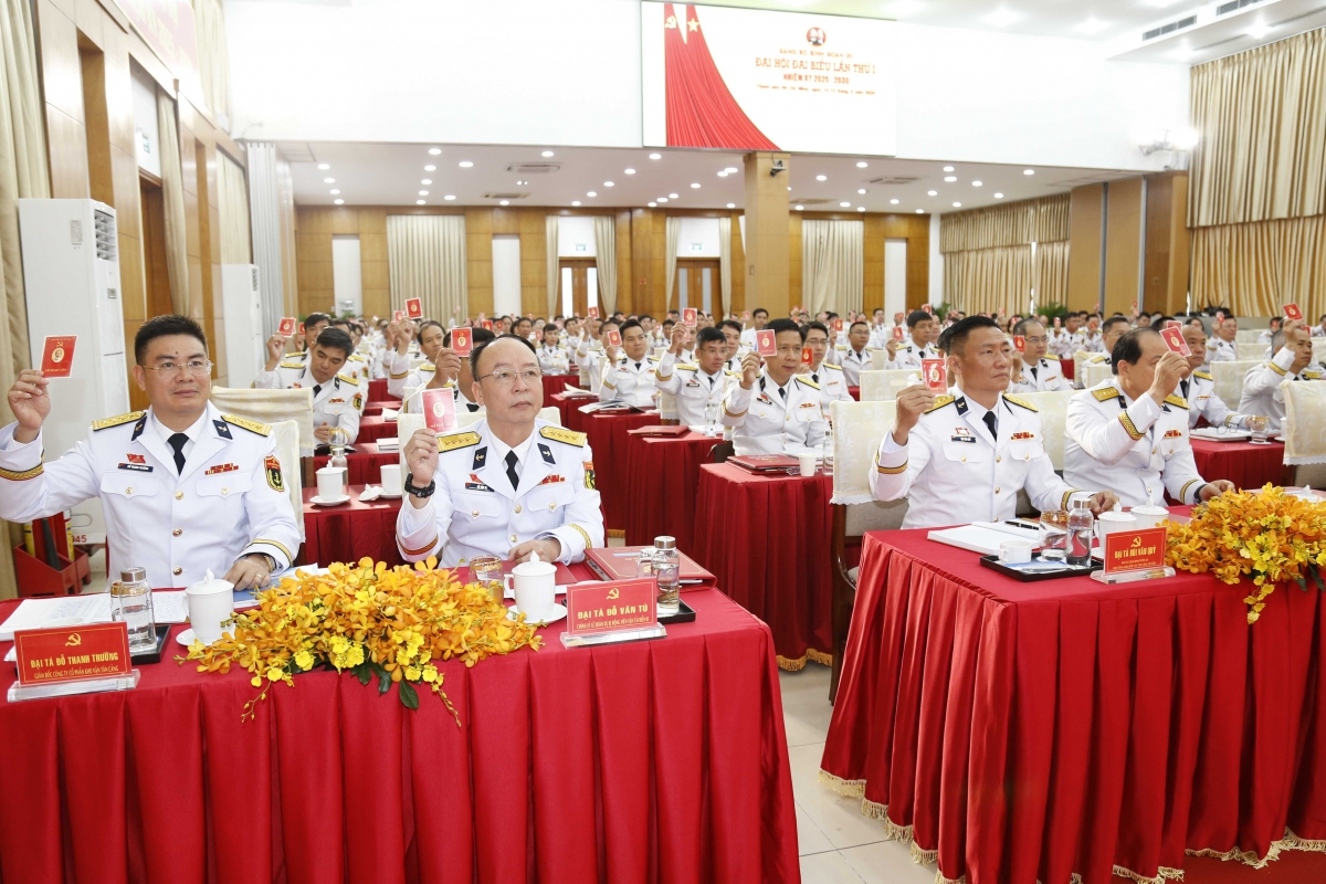 Biểu quyết thông qua Nghị quyết đại hội
