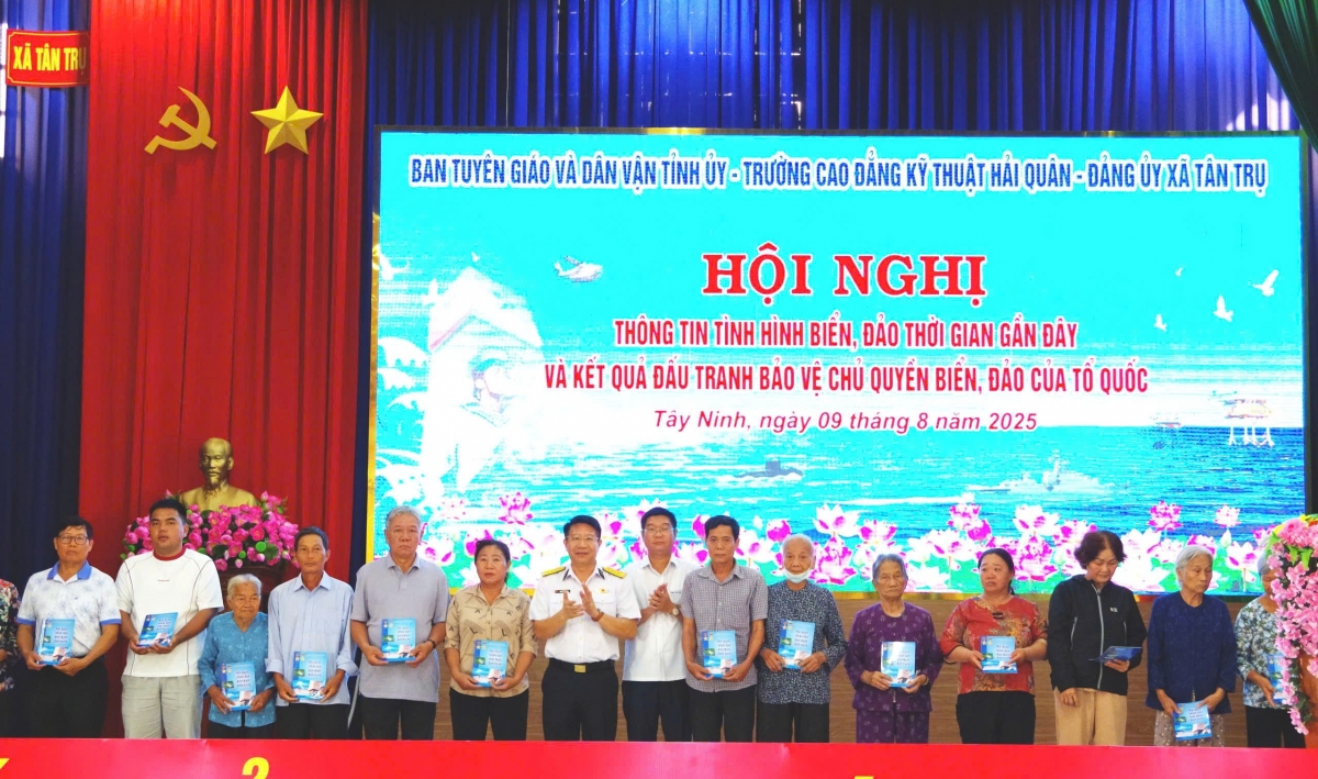 Đại tá Lương Đức Khanh cùng lãnh đạo Ban Tuyên giáo và Dân vận Tỉnh ủy Tây Ninh tặng quà cho các gia đình chính sách.