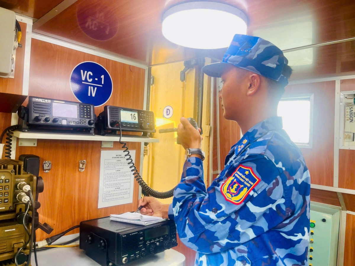 Tàu CSB 1014, Hải đội 102 làm nhiệm vụ tại khu vực biển Hòn La (Quảng Trị) tích cực kêu gọi, hướng dẫn các phương tiện tàu thuyền trên biển vào trú tránh bão số 5.