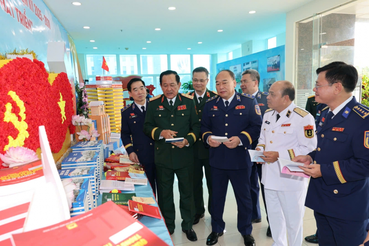 Các đại biểu tham quan gian trưng bày tại Đại hội