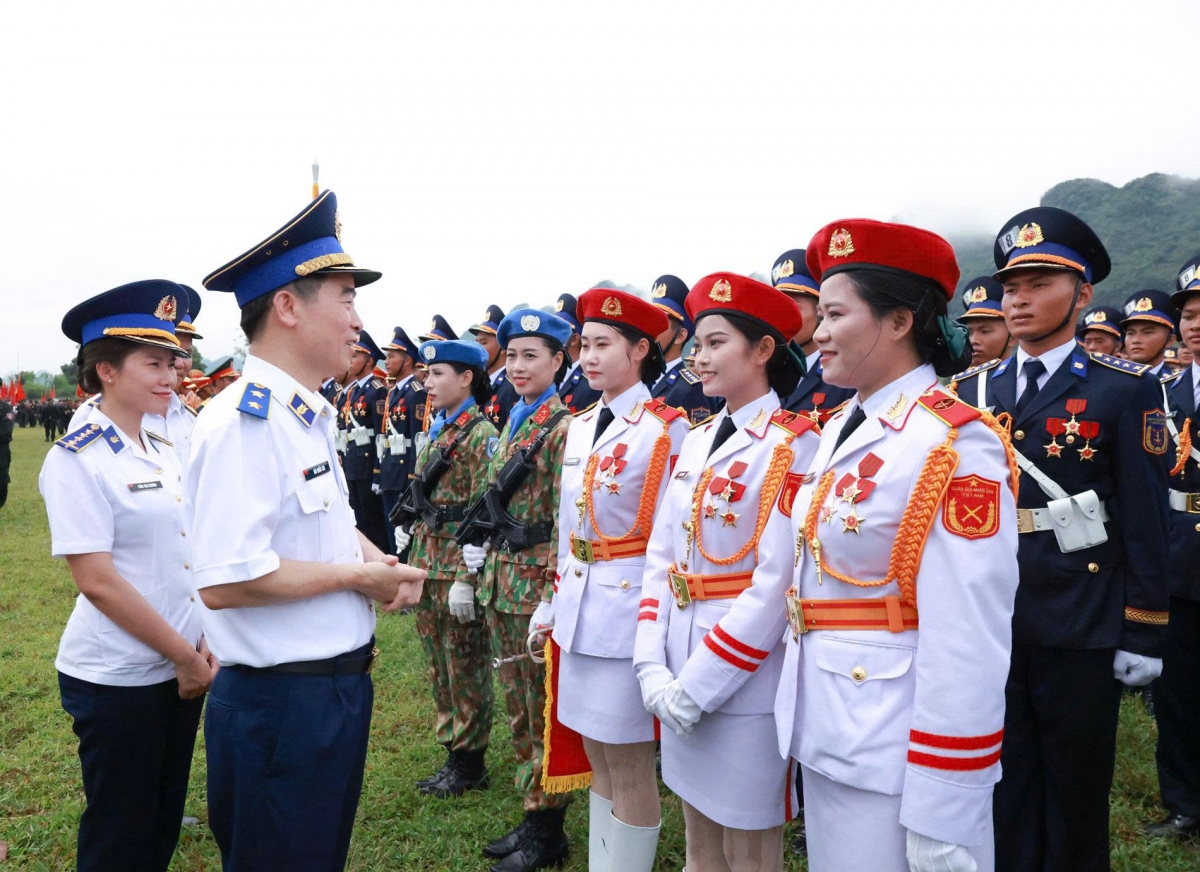 Thủ trưởng Bộ tư lệnh động viên những nữ cảnh sát biển tham gia đội hình A80