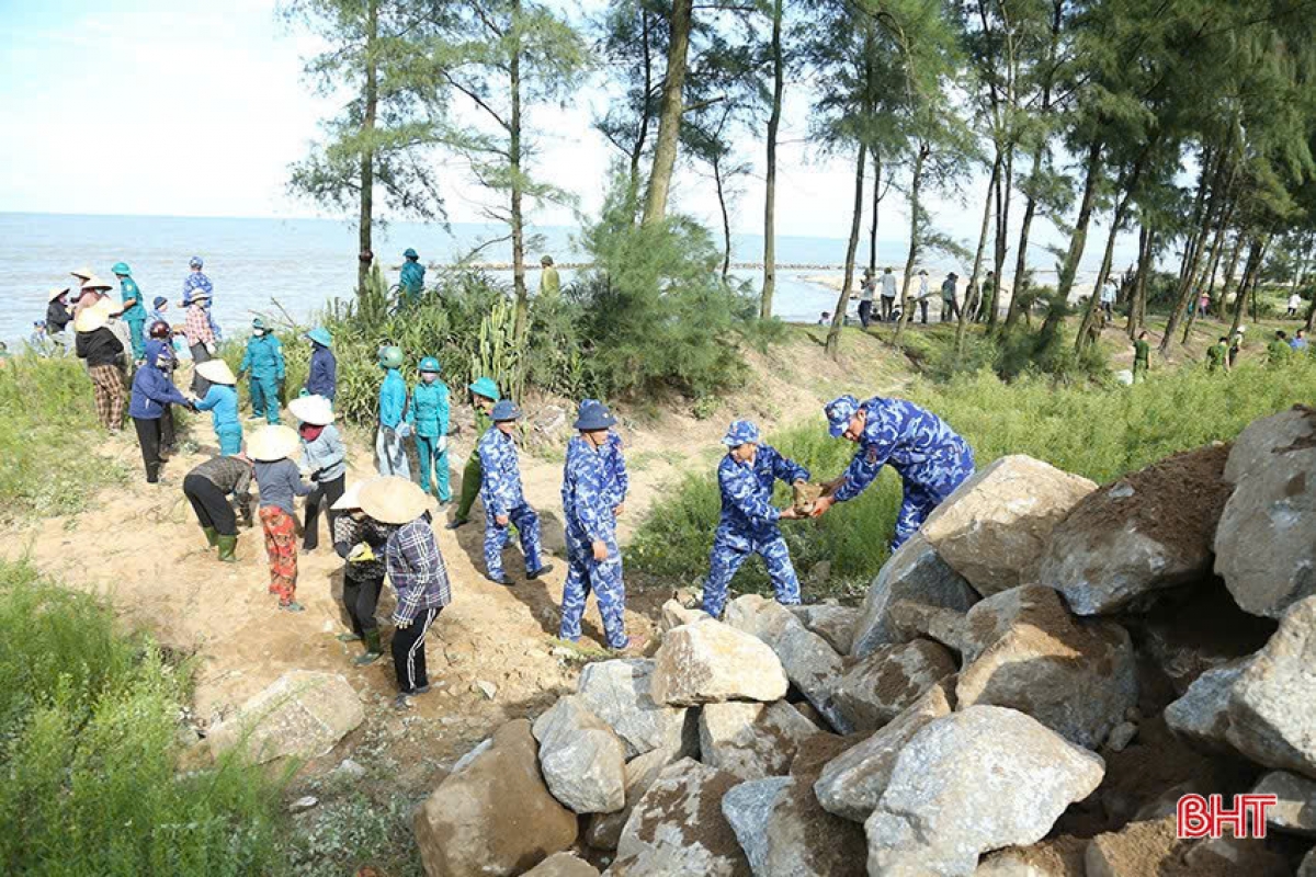 Cùng các lực lượng hộ đê Hội Thống, xã Đan Hải - một trong 4 điểm đê xung yếu nhất của tỉnh Hà Tĩnh
